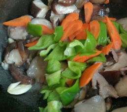 家常香菇炒肉的做法