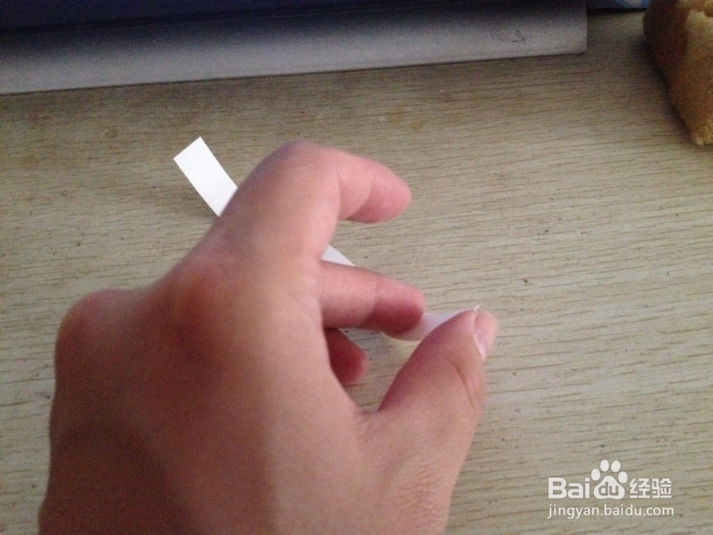 如何用长方形硬卡纸做两支笔的简易支架