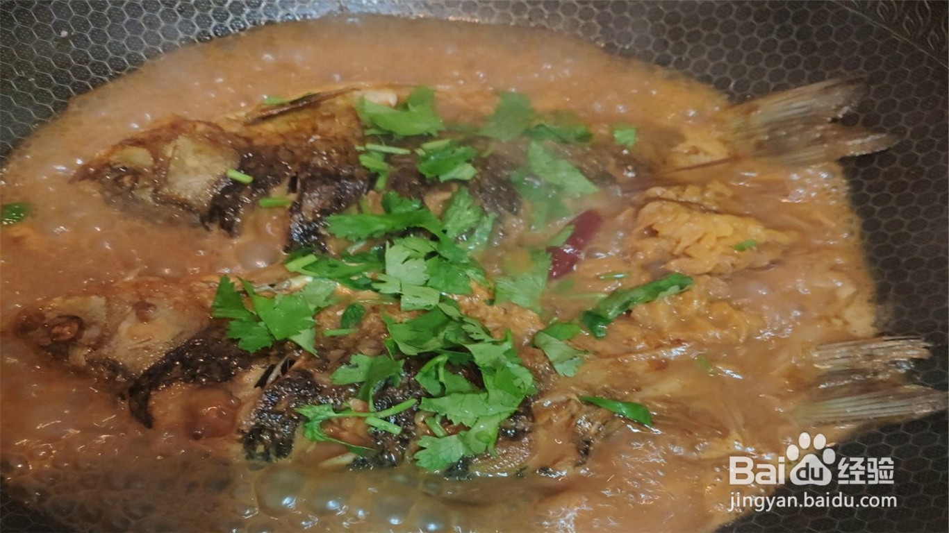 如何制作焖烧鲫鱼？