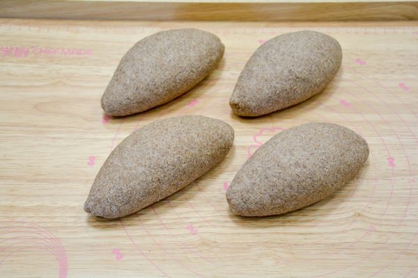 黑全麦瓜籽面包