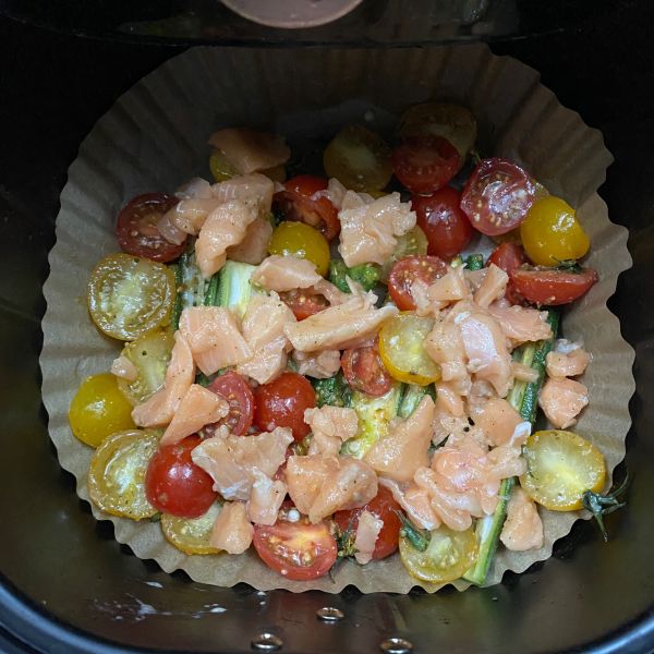 青花椒盐风味三文鱼蔬菜沙拉空气炸