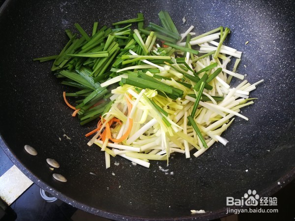 教你做鸡蛋炒双色韭菜