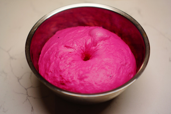 火龙果爱心椰蓉面包