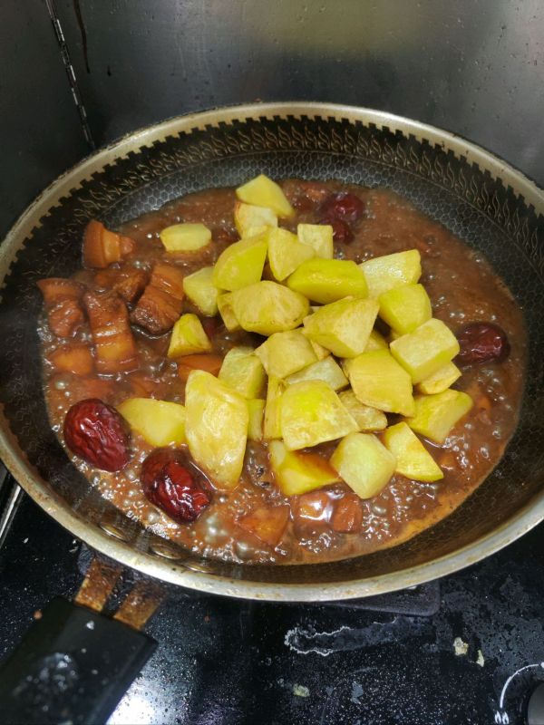 红烧肉偶遇红枣和土豆块