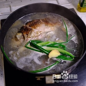 家常菜（奶白鲫鱼豆腐汤）的做法