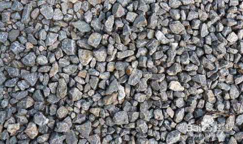 在桶的底部先铺一层砂石,就是铺路那种石头,要用大个一些的,方便透