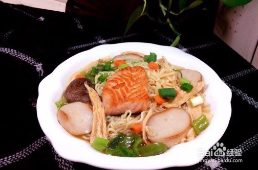 怎样做三文鱼泡面