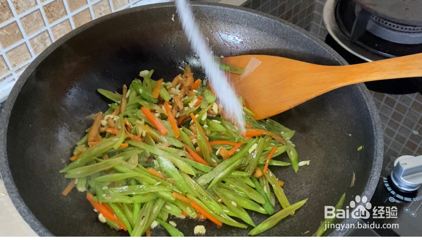 鸡胸肉炒豆角丝的做法