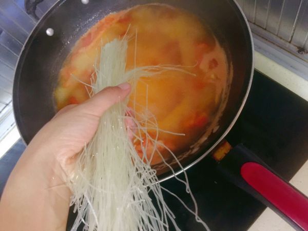 番茄浓汤牛肉米线