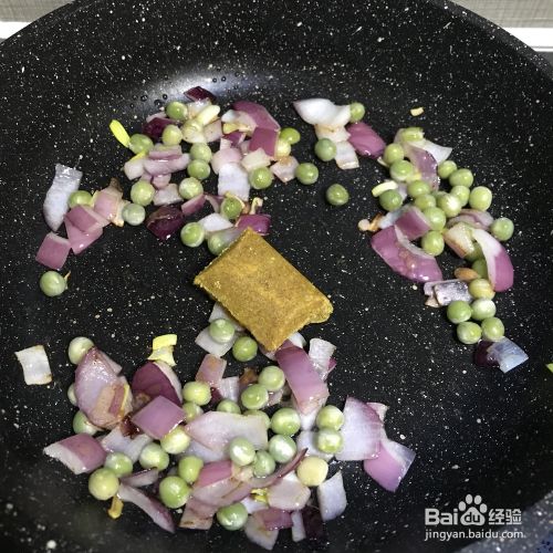 怎么做咖喱三文鱼炒饭？