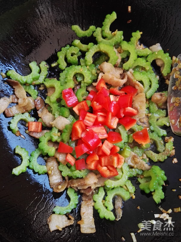 五花肉炒苦瓜
