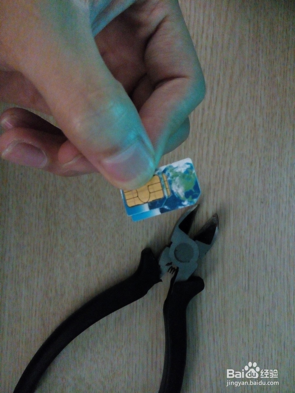 巧用斜嘴钳剪卡(手机卡)