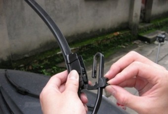标致207怎么更换雨刮