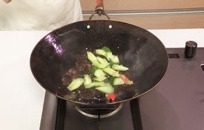 如何做出美味的黄瓜木耳炒肉卷