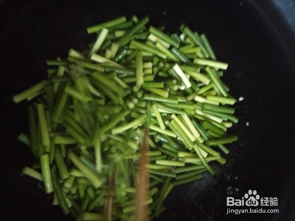 香气浓郁的蒜薹炒鸡蛋