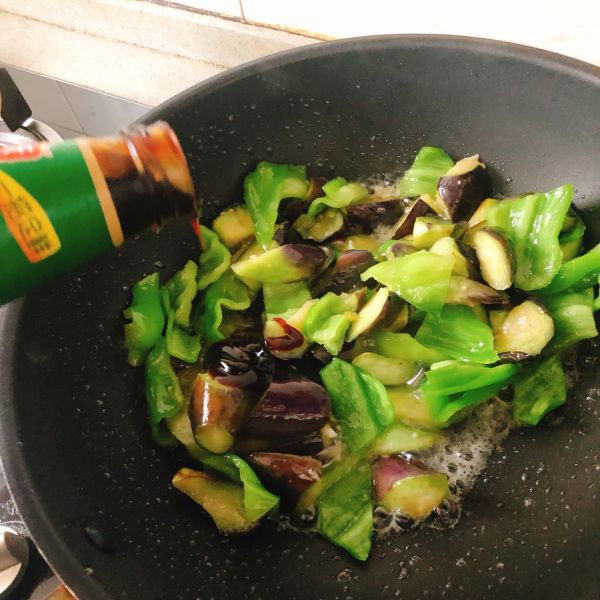 家常菜青椒炒茄子