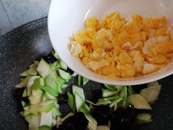 西葫芦木耳炒蛋