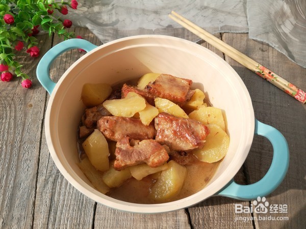 如何做出不需要油的土豆烧排骨