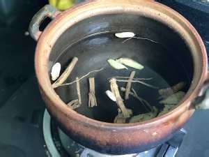 自己在家做药膳炖鸡脚的做法