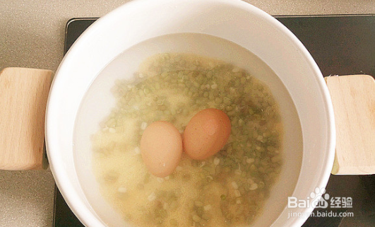 养生美容的鸡蛋绿豆小米粥