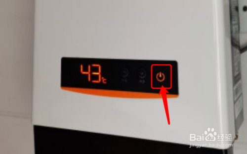 按一下热水器面板上的电源开关,这时数屏会显示温度大小(图中43度)