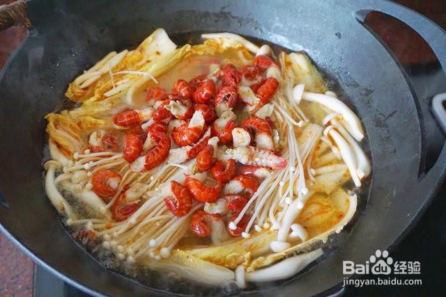 家庭自制小龙虾菌菇牛油香辣火锅
