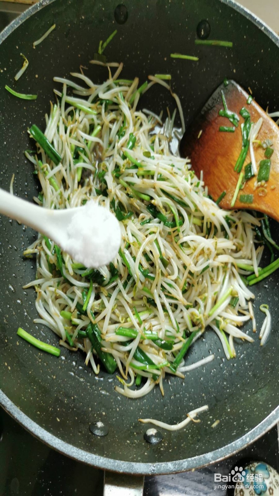 韭菜炒绿豆芽的做法