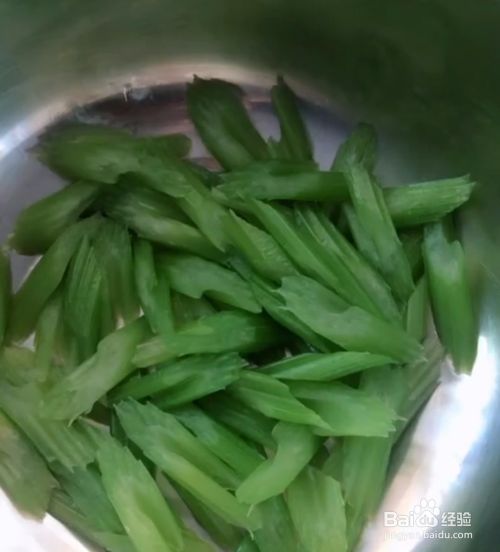 芹菜炒腊肠的美味做法