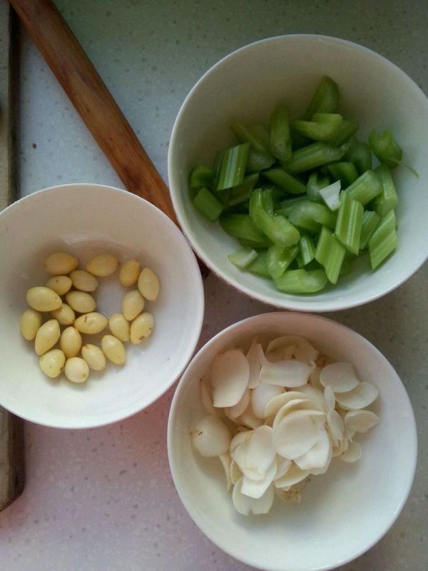 芹菜百合炒白果