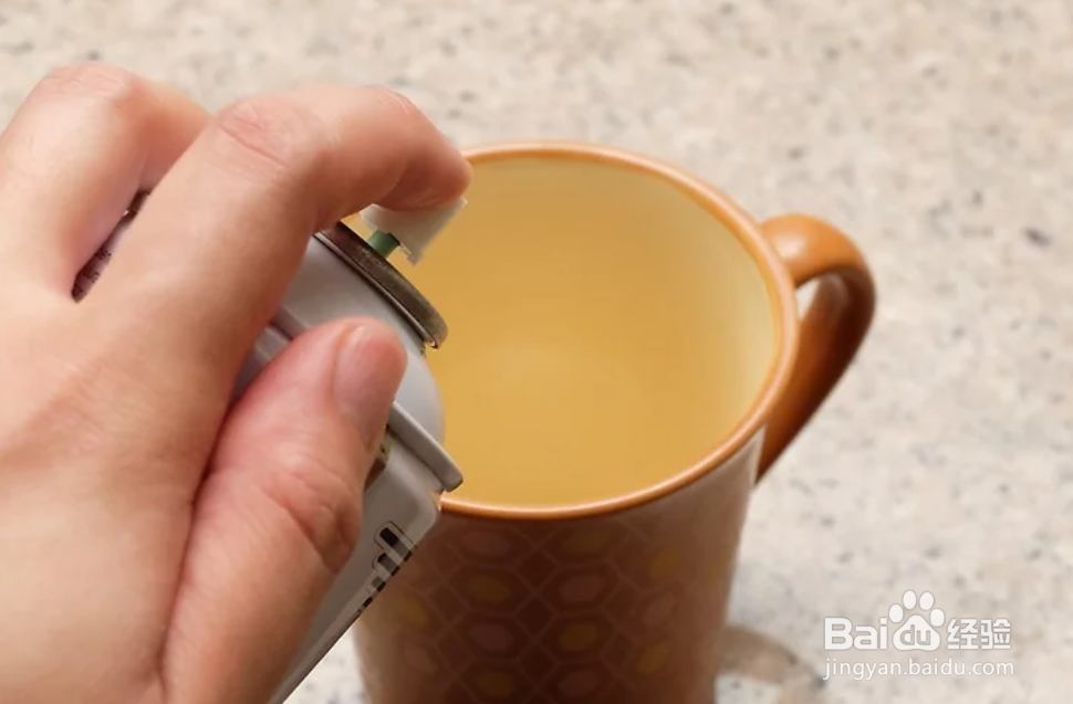 如何使用陶瓷杯在微波炉中做早餐蛋饼