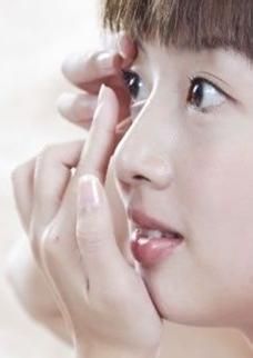 隐形眼镜怎么带步骤分解传授经验