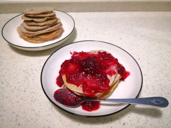 黑全麦松饼配蔓越莓果酱