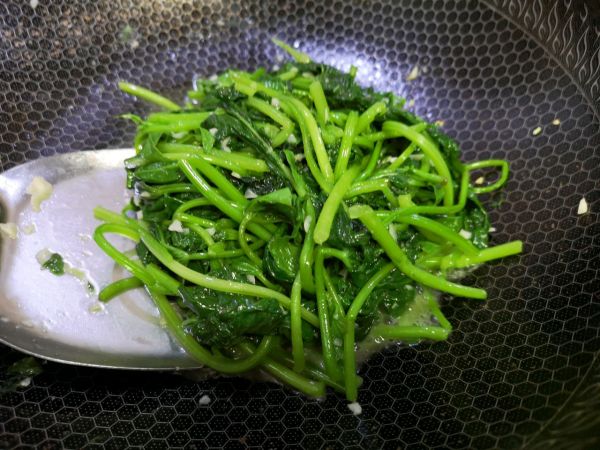 嫩绿蒜蓉地瓜叶