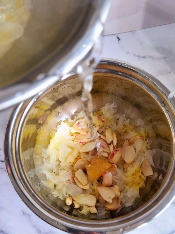 燕窝莲子百合银耳羹