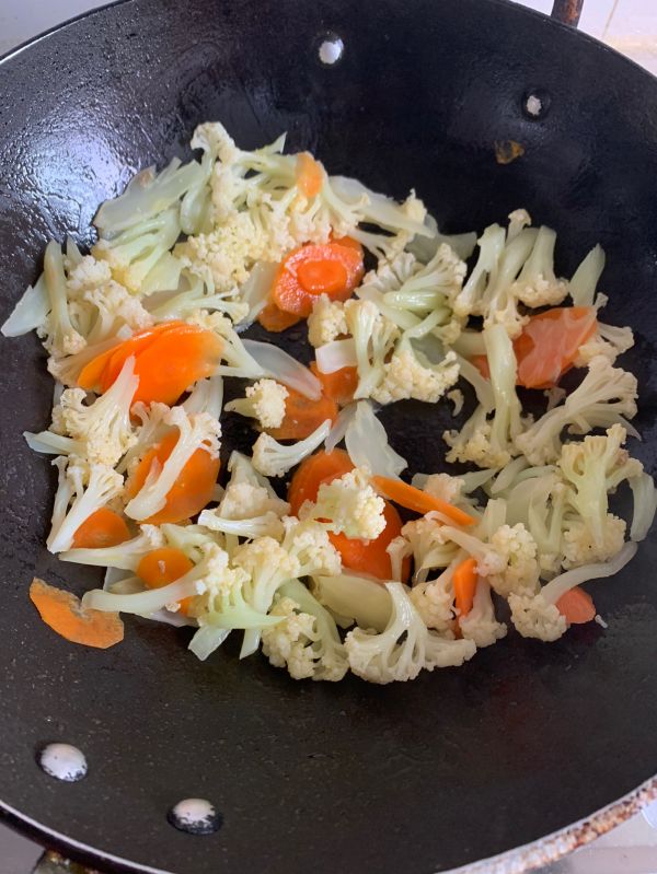 花菜胡萝卜炒肉片