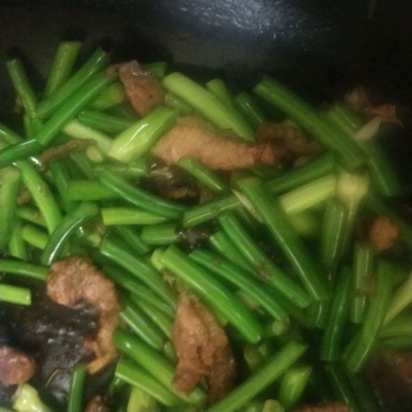 蒜薹肉片白玉菇