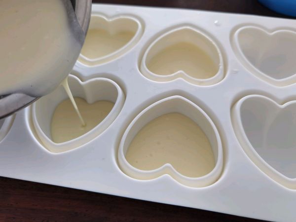 爱心白巧克力夹心慕斯蛋糕