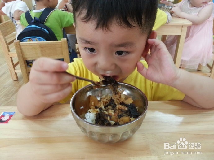 <b>如何培养孩子养成自己吃饭的好习惯</b>