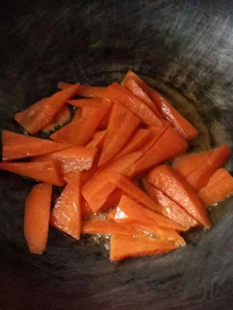 胡萝卜蒜苔炒肉丝怎么做我教你呀