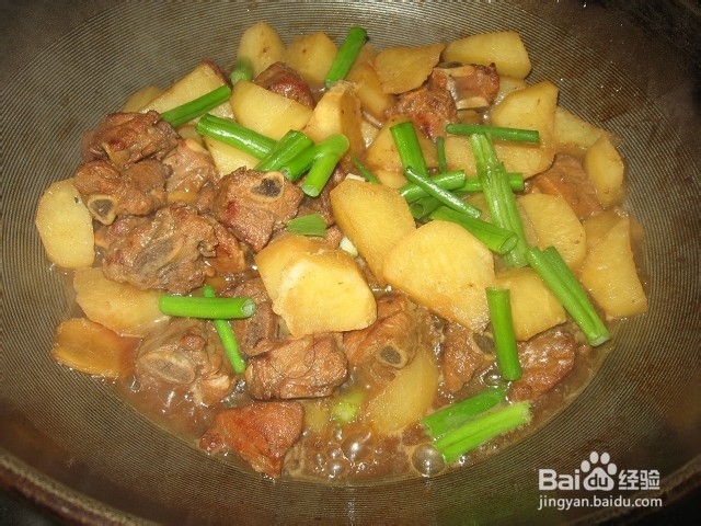 如何做土豆焖排骨