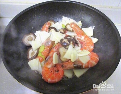 冬笋香菇烧大虾的做法