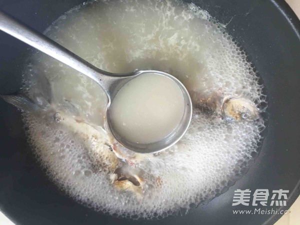 鲫鱼豆腐菌类汤