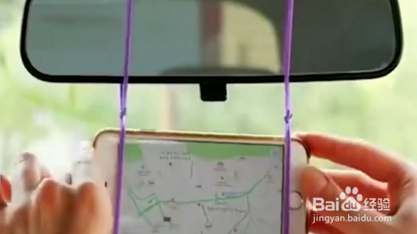 如何在车里妙用皮筋放置手机?