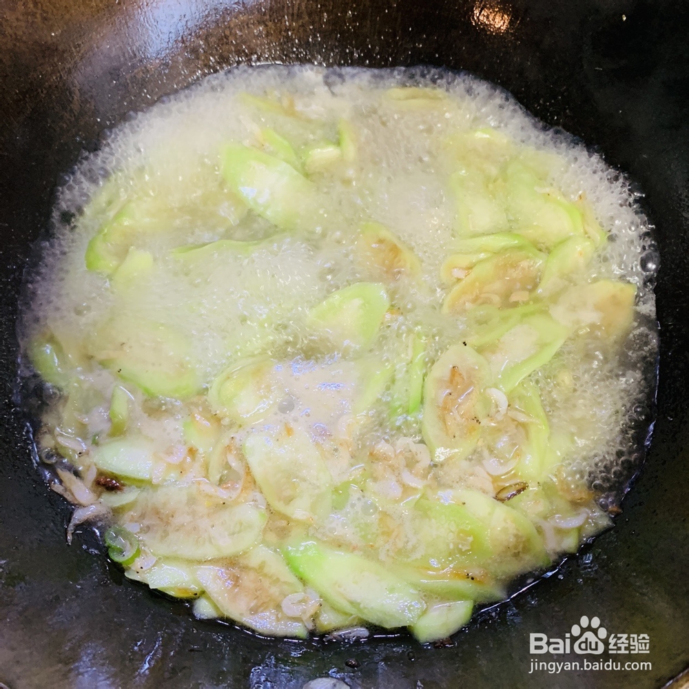 丝瓜虾皮熬制的咸蛋汤