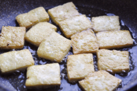 五花肉焖煎豆腐
