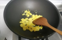 平菇炒鸡蛋的做法