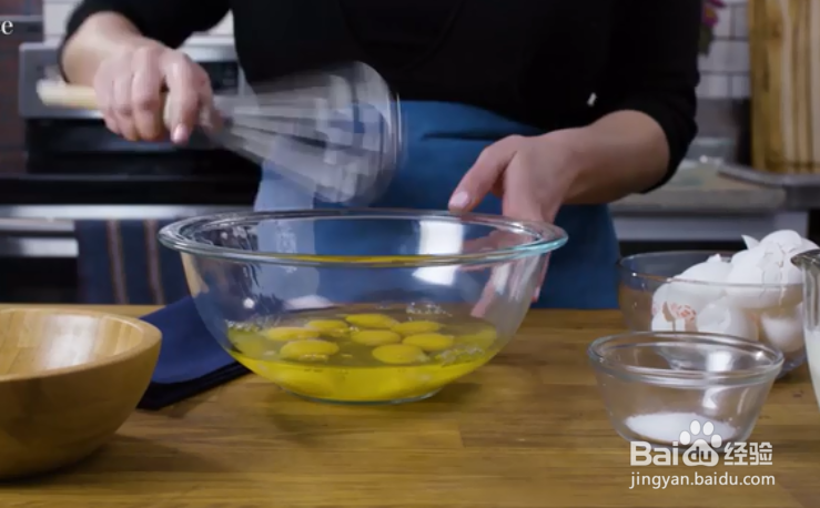 在酥皮点心上做炒鸡蛋