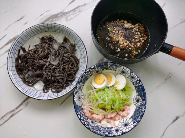 香蒜捞汁拌荞麦面