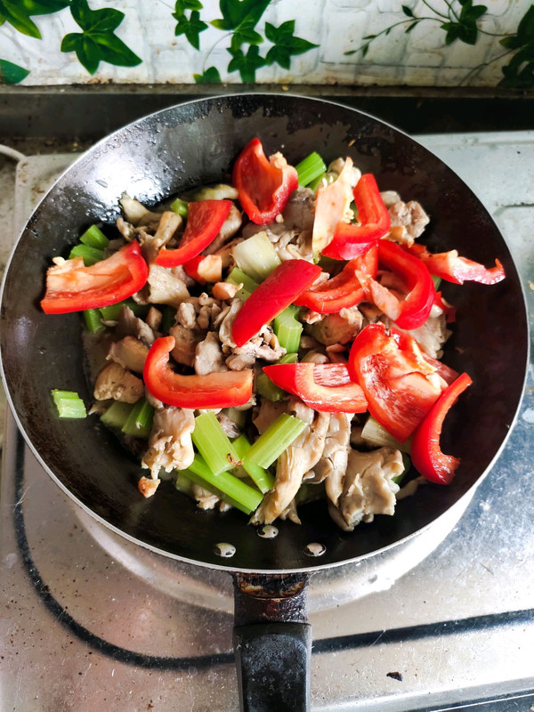 什锦鸡丁炒蘑菇