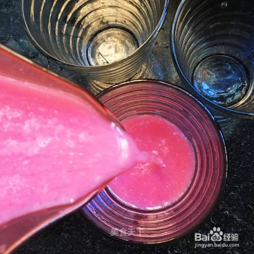 鲜榨可口的石榴汁